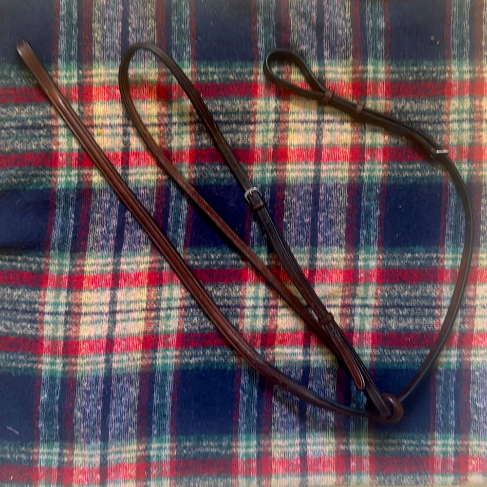 Standing martingale. Raised and fancy stitched.